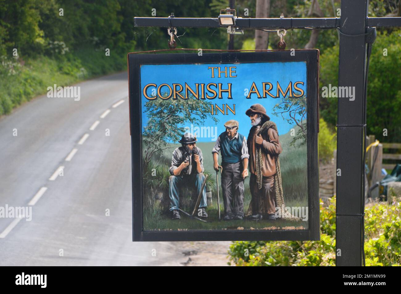 Hölzernes Pub-Schild für das Cornish Arms Inn in Pendoggett in der Nähe von Port Isaac nahe dem South West Coastal Path, Cornwall, England, Großbritannien. Stockfoto