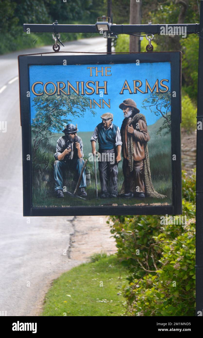 Hölzernes Pub-Schild für das Cornish Arms Inn in Pendoggett in der Nähe von Port Isaac nahe dem South West Coastal Path, Cornwall, England, Großbritannien. Stockfoto
