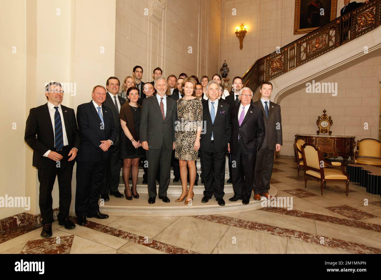 20120321 – BRÜSSEL, BELGIEN: Kronprinz Philippe von Belgien (C L) und Prinzessin Mathilde von Belgien (C R) treffen das Team für die Expo 2017 am Mittwoch, den 21. März 2012 in Lüttich in Brüssel. BELGA FOTO CHRISTOPHE LEGASSE Stockfoto