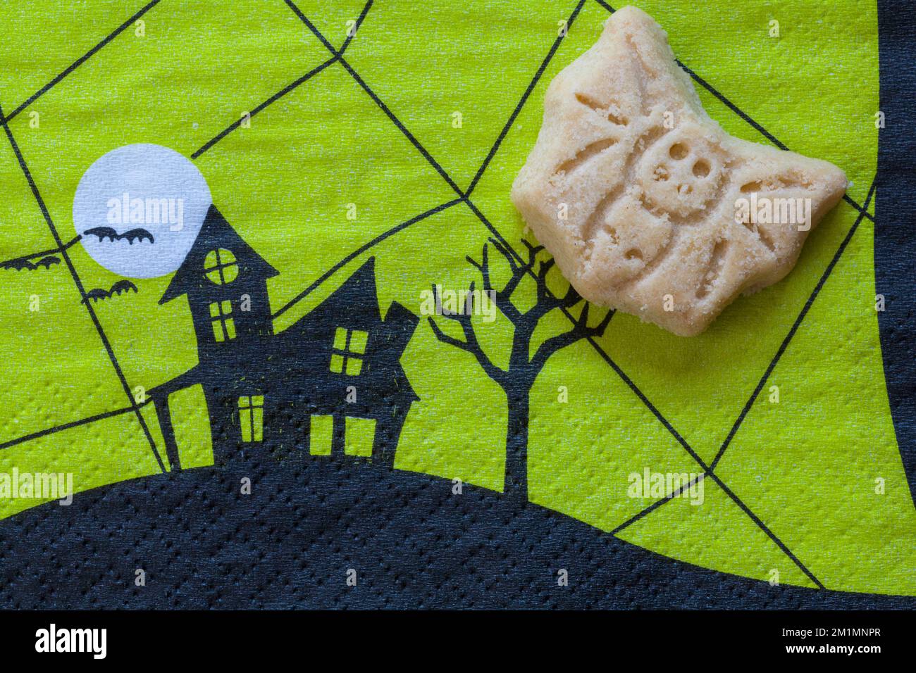 Kleine Halloween-Thematik, Butter, Shortbread, Kekse, Fledermaus auf grüner Halloween Servietten Serviette Serviette Serviette Stockfoto