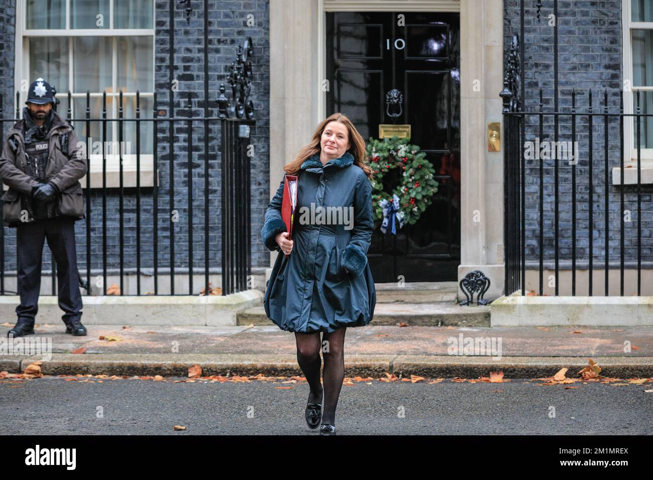 London, Großbritannien. 13.. Dezember 2022. Gillian Keegan, Staatssekretär für Bildung. Konservative Parteiminister der Sunak-Regierung nehmen an der wöchentlichen Kabinettssitzung in der Downing Street 10 in Westminster Teil. Kredit: Imageplotter/Alamy Live News Stockfoto