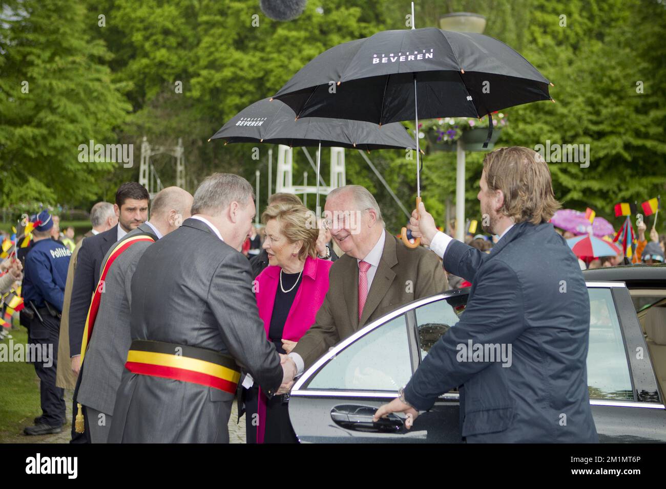 20120515 - BEVEREN, BELGIEN: Andre Denys, Gouverneur von Oost-Vlaanderen (L), Marc Van De Vijver, Bürgermeister von Beveren (2. L), König Albert II und Königin Paola (Belgien), Bild bei einem Besuch von König Albert II. Und Königin Paola (Belgien) des Erdbeerkomitees (Aardbeicomite - Comite de la Fraise) in Melsele, Belgien, zum 50.. Geburtstag am Dienstag, den 15. Mai 2012. BELGA FOTO KRISTOF VAN ACCOM Stockfoto