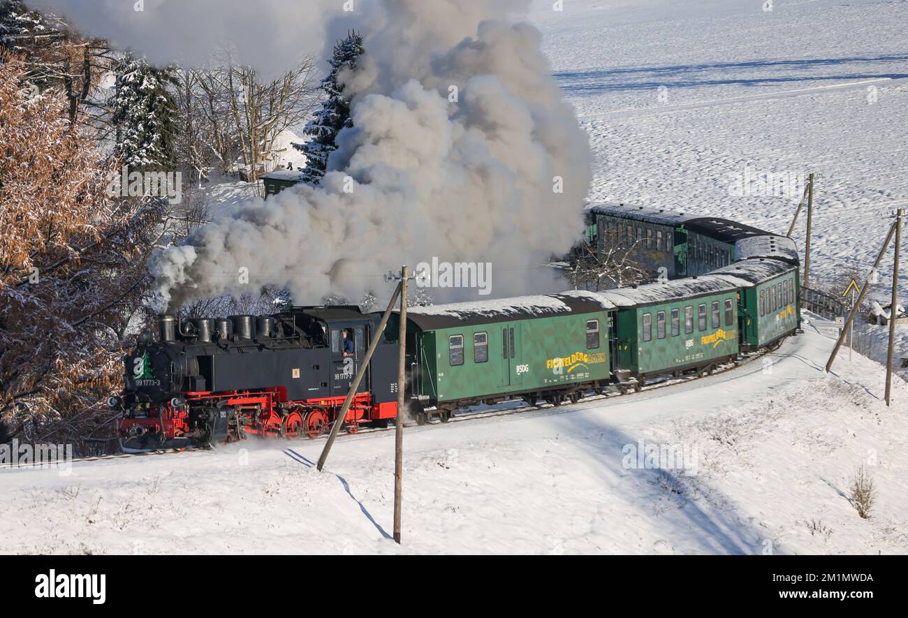 Cranzahl, Deutschland. 13.. Dezember 2022. Die FichtelbergEisenbahn