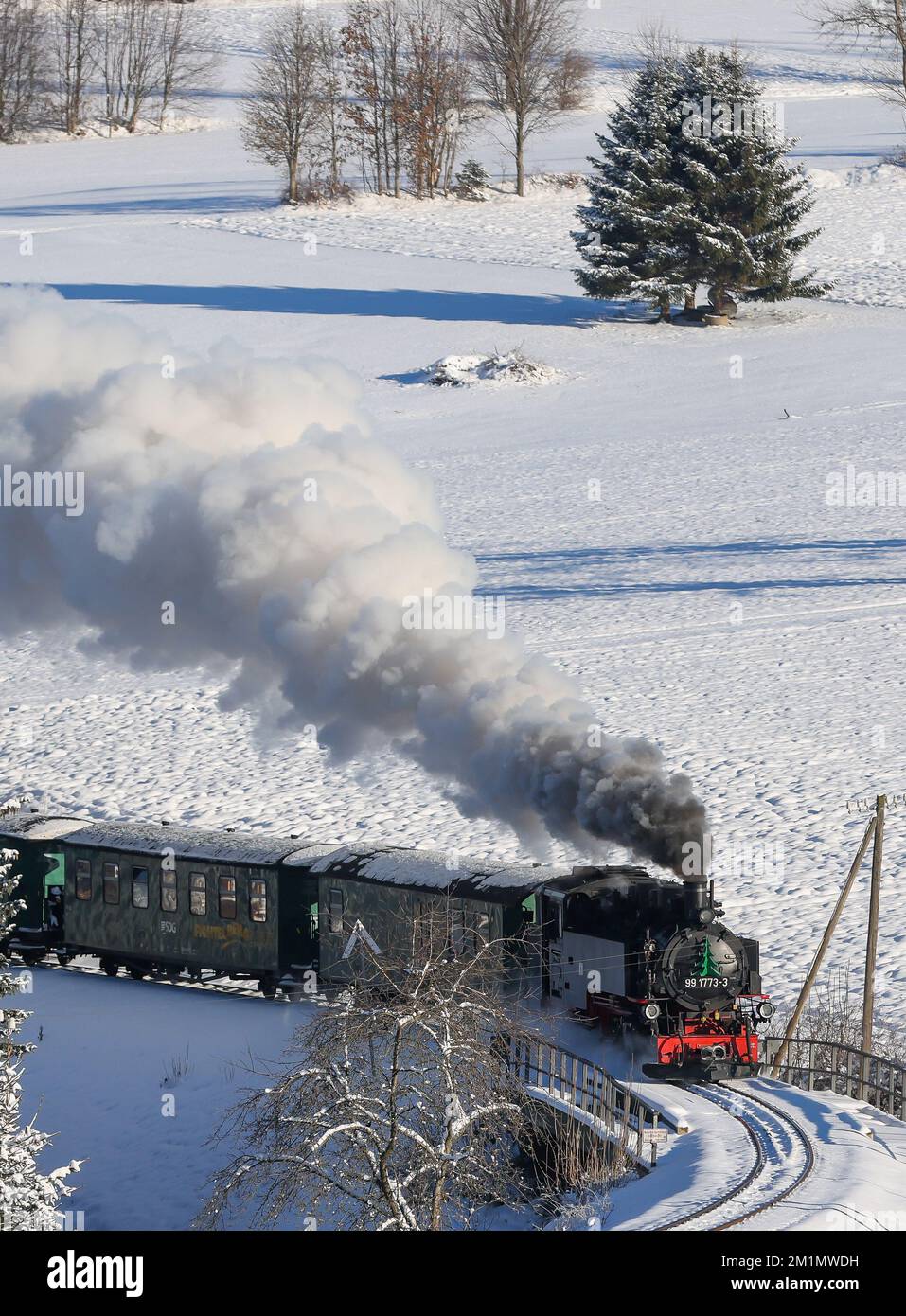 Cranzahl, Deutschland. 13.. Dezember 2022. Die FichtelbergEisenbahn