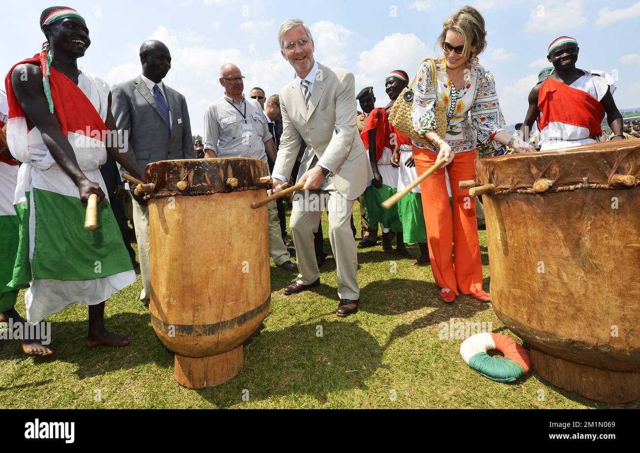 20120703 Uhr - RUTEGAMA, BURUNDI: Kronprinz Philippe von Belgien und Prinzessin Mathilde von Belgien spielen die Trommel bei einem Besuch im „Dorf Imuhira“ in Rutegama, Burundi, Dienstag, den 03. Juli 2012. Das Dorf Imuhira ist ein Projekt, das dazu beitragen soll, Lösungen für die Armut in Burundi zu finden. Es richtet sich insbesondere an Kinder, Waisen, ungebildete Teenager und Opfer des Bürgerkriegs in Burundi. Prinz Philippe und Prinzessin Mathilde von Belgien sowie die belgischen Minister Didier Reynders und Paul Magnette besuchen Burundi anlässlich des 50.. Jahrestages der Unabhängigkeit Burundis. BELGA FOTO BENOI Stockfoto