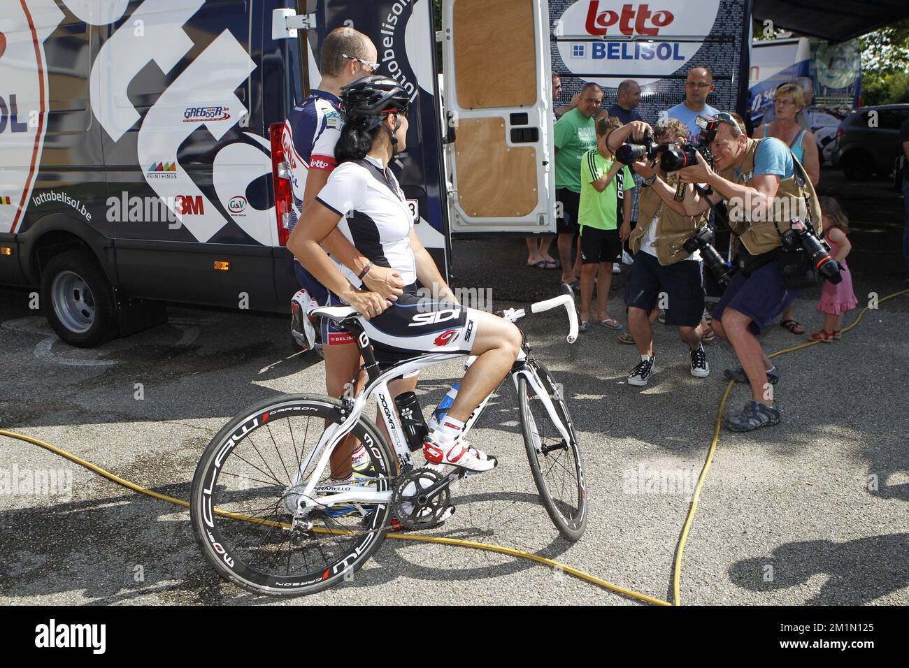 20120710 - MACON, FRANKREICH: Belgische Jelle Vanendert von Lotto Belisol Team and Inn, Freundin von Jelle Vanendert posieren für die Fotografen während des ersten Ruhetages bei der 99.. Ausgabe des Radrennen Tour de France in Macon, Frankreich, Dienstag, 10. Juli 2012. BELGA FOTO KRISTOF VAN ACCOM Stockfoto