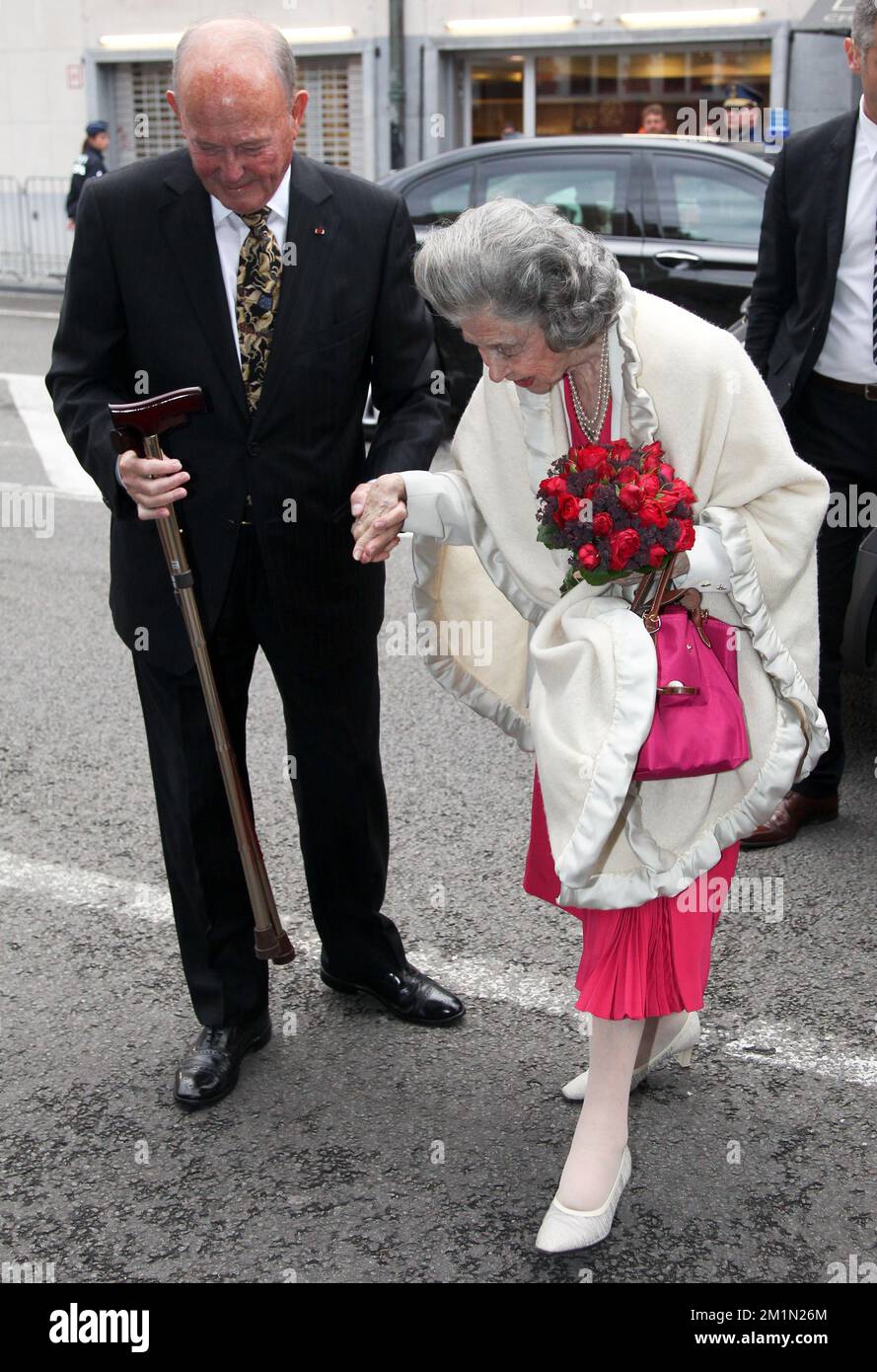 20120720 Uhr - BRÜSSEL, BELGIEN: Königin Fabiola von Belgien (R) kommt zu einem Besuch der Königsfamilie zum Konzert "Prelude to the National Day" (Prelude a la Fete Nationale, Preludium tot de Nationale Feestdag) Im Palais des Beaux Arts - Paleis voor Schone Kunsten, in Brüssel, Freitag, den 20. Juli 2012. Morgen feiert Belgien seinen Nationalfeiertag. BELGA PHOTO VIRGINIE LEFOUR Stockfoto