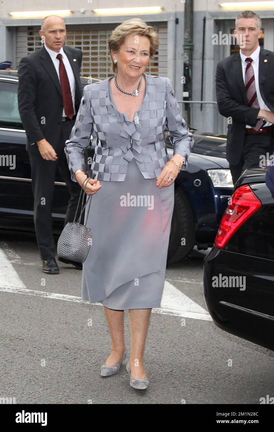 20120720 Uhr - BRÜSSEL, BELGIEN: Königin Paola von Belgien kommt zu einem Besuch der Königsfamilie zum Konzert "Prelude to the National Day" (Prelude a la Fete Nationale, Preludium tot de Nationale Feestdag) im Palais des Beaux Arts - Paleis voor Schone Kunsten, Brüssel, den 20. Juli 2012 Morgen feiert Belgien seinen Nationalfeiertag. BELGA PHOTO VIRGINIE LEFOUR Stockfoto