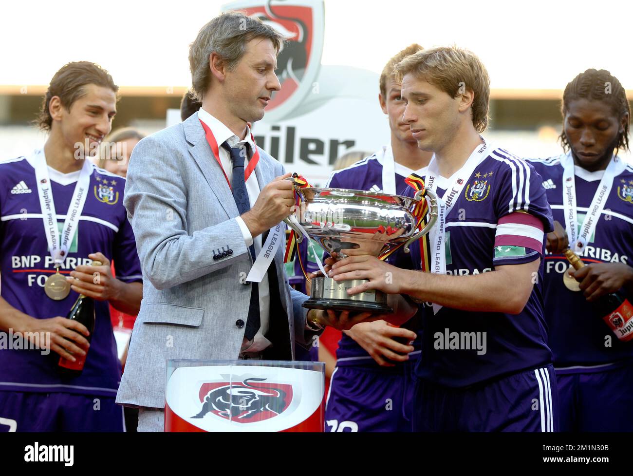 20120722 – BRÜSSEL, BELGIEN: Pro-League-Generaldirektor Ludwig Sneyers und Lucas Biglia von Anderlecht, abgebildet nach dem Supercup-Spiel zwischen RSC Anderlecht und Sporting Lokeren, Sonntag, den 22. Juli 2012, in Anderlecht, Brüssel. BELGA PHOTO VIRGINIE LEFOUR Stockfoto