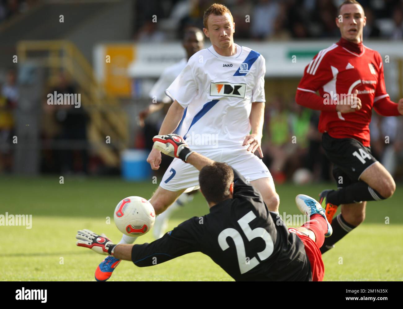 20120719 – DIFFERDANGE, LUXEMBURG: Gents Christian Bruls, abgebildet während des ersten Teilchenspiels zwischen der luxemburgischen Mannschaft FC Differdange 03 und der belgischen Fußballmannschaft AA Gent in der zweiten Qualifikationsrunde für die Europa League, Donnerstag, den 19. Juli 2012 in Differdange, Luxemburg. BELGA PHOTO VIRGINIE LEFOUR Stockfoto