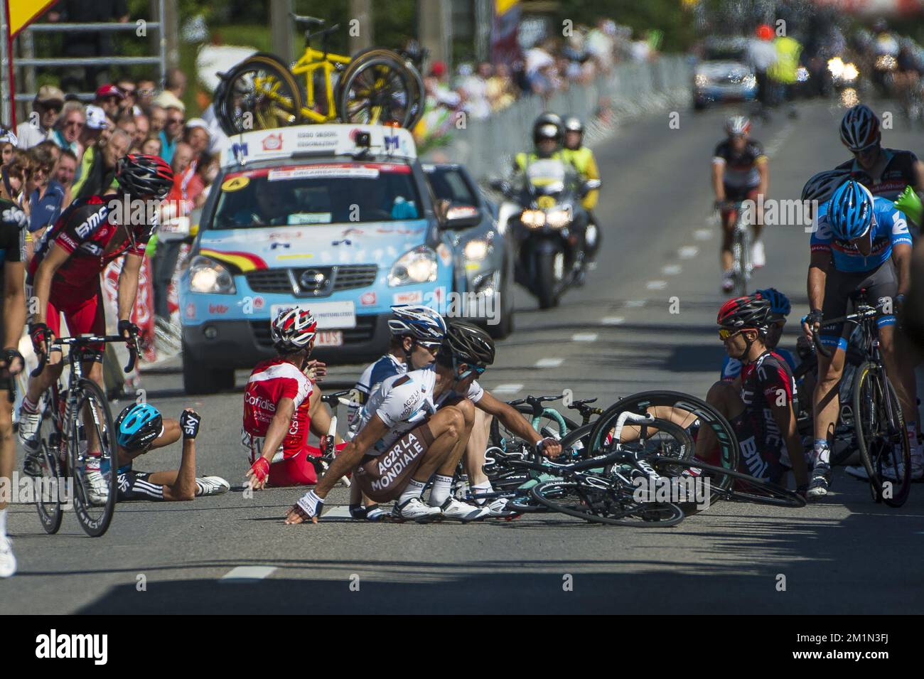 20120723 Uhr - BEAUFAYS, BELGIEN: Ffall im Rudel vor dem Ende der dritten Etappe des Radrennens Tour de Wallonie, 185,9 km von Marche-en-Famenne nach Beaufays, Montag, 23. Juli 2012. BELGA FOTO NICOLAS LAMBERT Stockfoto