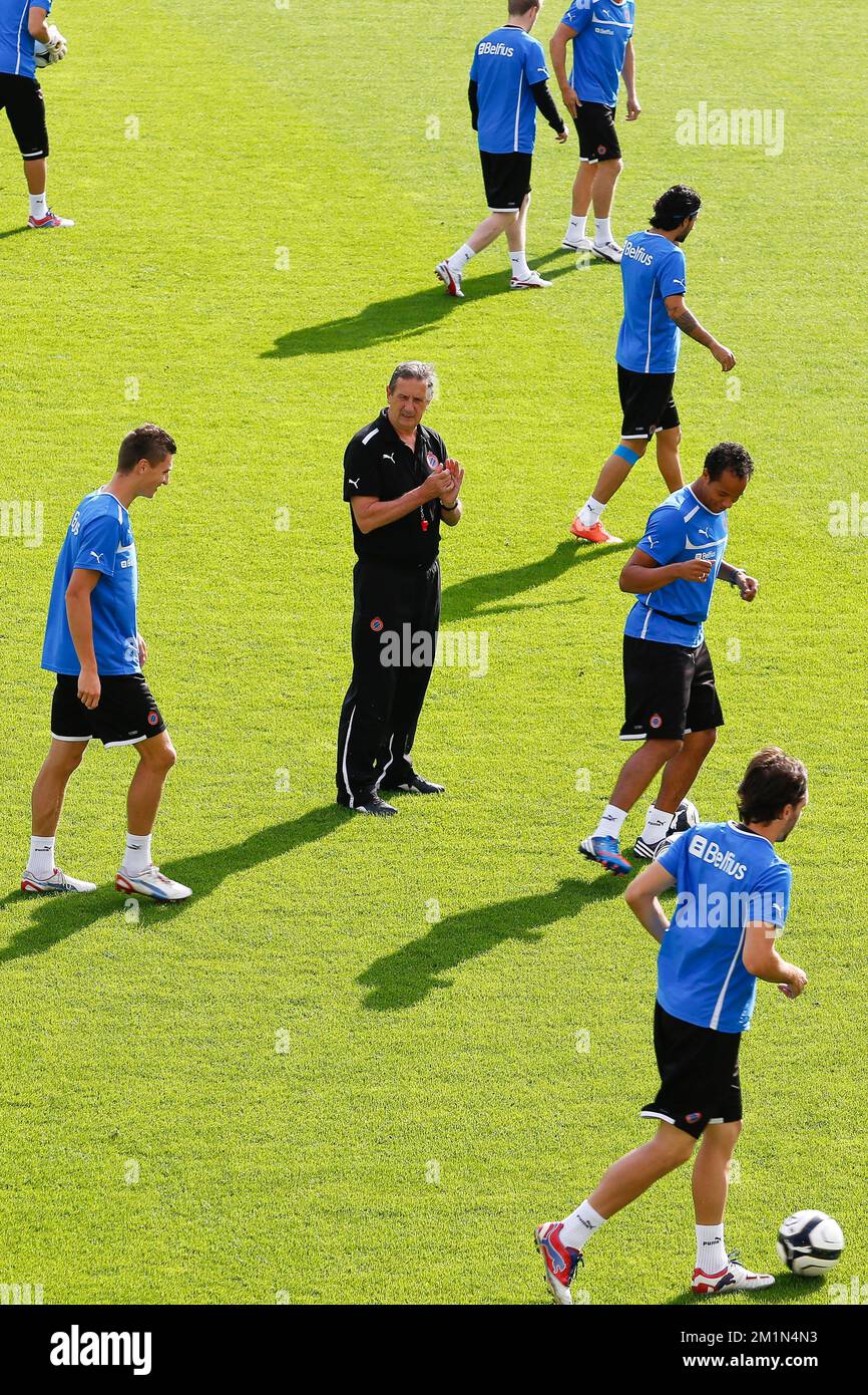 20120822 Uhr – BRÜGGE, BELGIEN: Foto des Cheftrainers des Clubs Georges Leekens während einer Trainingseinheit des belgischen Fußballteams Club Brügge KV, Mittwoch, den 22. August 2012 in Brügge. Morgen spielt Brügge die ungarische Mannschaft Debreceni VSC in den Playoffs der UEFA Europa League. BELGA FOTO BRUNO FAHY Stockfoto