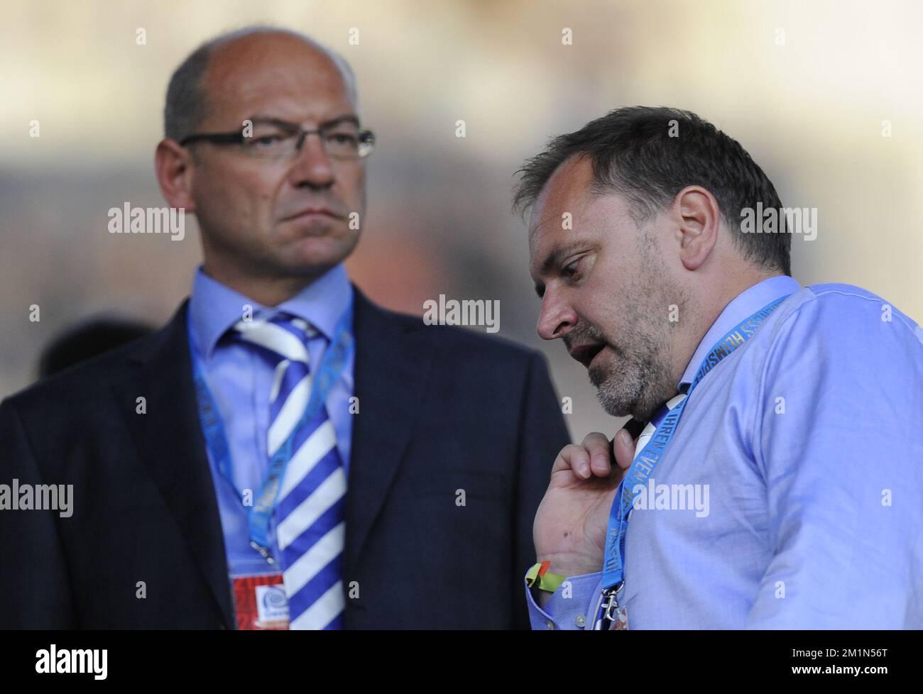 20120823 – LUZERN, SCHWEIZ: Dirk Degraen, General Director von Genk, Gunter Jacobs, technischer Direktor von Genk, wird während der ersten Etappe des Europa League Play Off-Spiels zwischen dem FC Luzern der Schweiz und der belgischen Fußballmannschaft KRC Genk der ersten Division am Donnerstag, den 23. August 2012 in Luzern, Schweiz, abgebildet. BELGA FOTO JOHN THYS Stockfoto