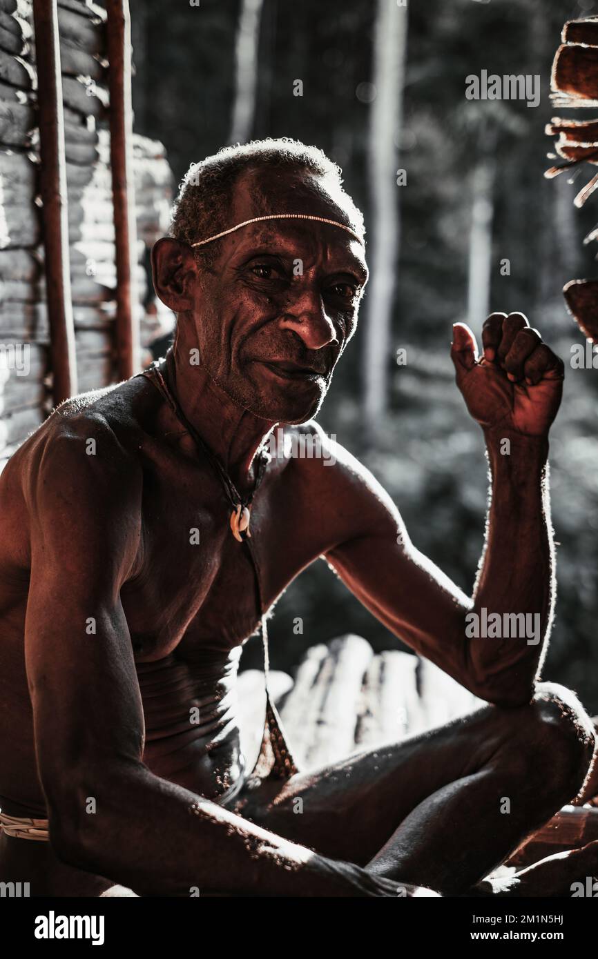 Der Korowai-Stamm, der oft als Baum-Asmat-Stamm bezeichnet wird, weil er in hohen Bäumen lebt. Eingenommen @Gauli Village, Korowai District, Papua, Indonesi Stockfoto