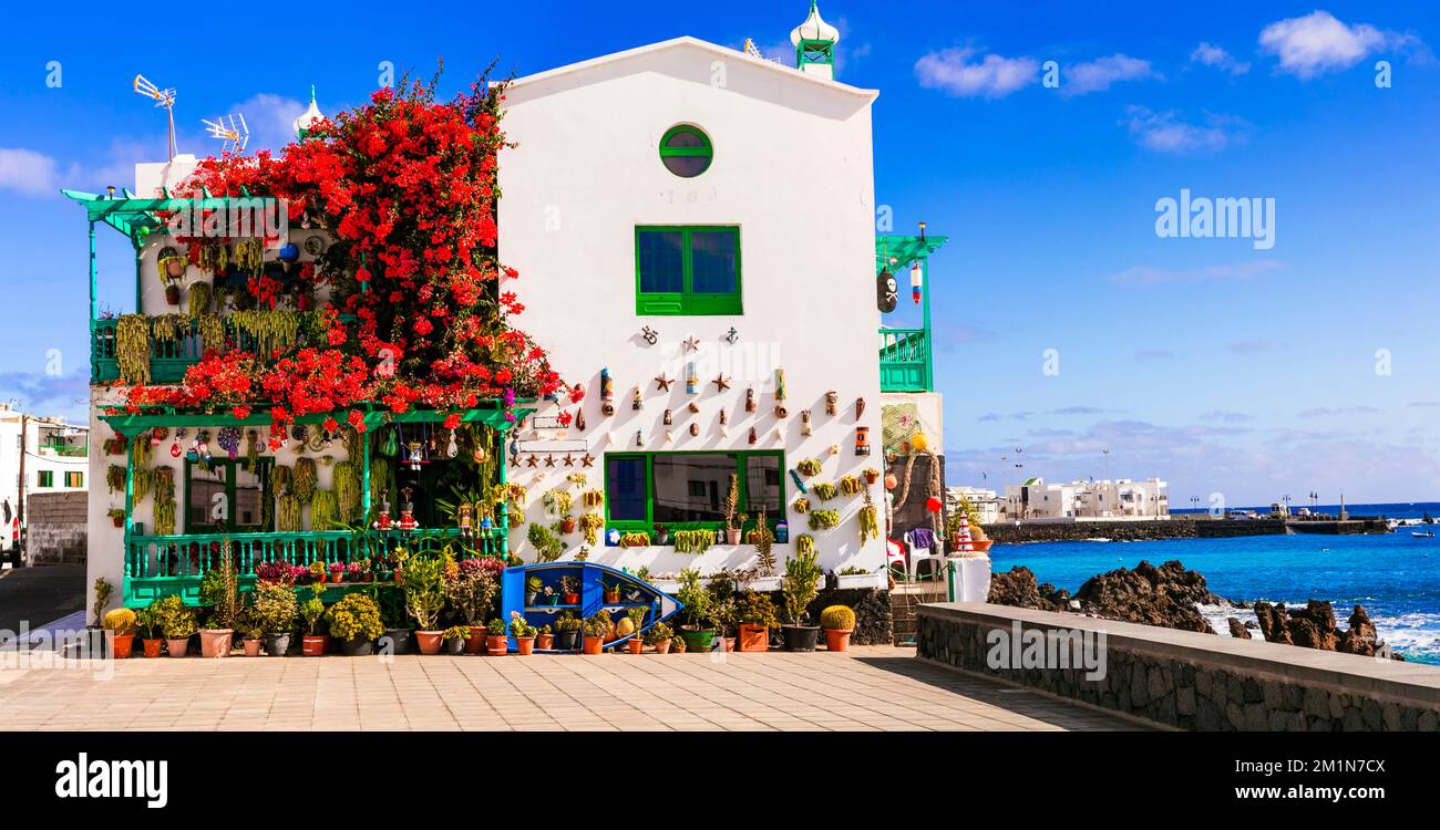 Malerische Orte auf Lanzarote. Charmantes traditionelles Fischerdorf Punta Mujeres mit blumigen Straßen und weißen Häusern. Beliebt für natürliche Schwimmbäder. Ca Stockfoto