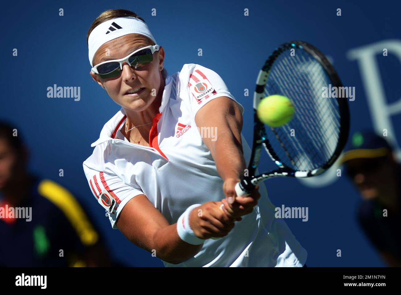 20120829 – NEW YORK, VEREINIGTE STAATEN: Belgischer Kirsten Flipkens in Aktion während des zweiten Frauenspiels zwischen belgischem Kirsten Flipkens und belarussischer Victoria Azarenka beim US Open Grand Slam Tennis Turnier in Flushing Meadows, New York City, USA, Mittwoch, 29. August 2012. BELGA FOTO YORICK JANSENS Stockfoto