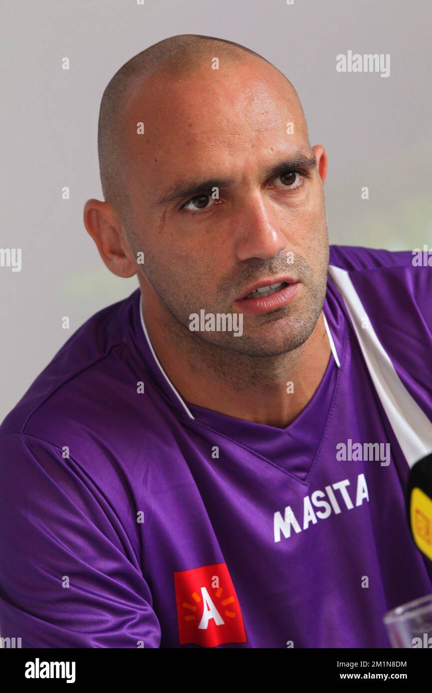 20120831 – ANTWERPEN, BELGIEN: Raul Bravo von Beerschot wurde auf einer Pressekonferenz vorgestellt, um einen neuen Spieler der belgischen First Division Fußballmannschaft Beerschot AC am Freitag, den 31. August 2012 in Antwerpen zu präsentieren. Heute präsentiert Beerschot seine letzte Unterschrift, den 31 Jahre alten spanischen Verteidiger Raul Bravo. BELGA FOTO MARC GOYVAERTS Stockfoto