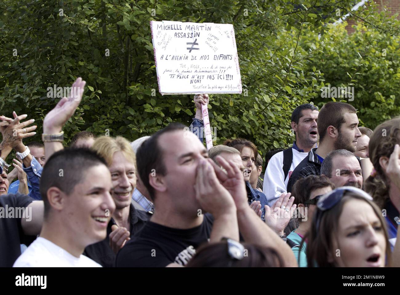 20120901 - MALONNE, BELGIEN: Das Bild zeigt einen Protest vor dem Kloster des Ordens "Arme Clares" (Clarisses - Arme Klaren) in Malonne, Namur, Samstag, den 01. September 2012. Anfang dieser Woche entschied das höhere Gericht, dass im Fall Michelle Martin keine Verfahrensfehler gemacht wurden. Die Ex-Frau von Marc Dutroux kam Dienstag aus dem Gefängnis und wurde ins Kloster gebracht, nachdem ihr Antrag auf Befreiung genehmigt wurde. Sie wurde zu 30 Jahren Gefängnis verurteilt, von denen sie nun 16 abgesessen hat. BELGA FOTO NICOLAS MAETERLINCK Stockfoto