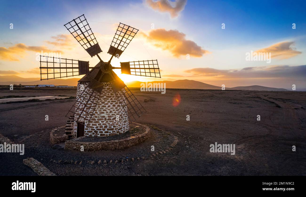 Spanische Windmühle bei Sonnenuntergang. Scenics auf der Kanarischen Insel Fuerteventura. Draufsicht auf die Windmühlen von Tefia Stockfoto