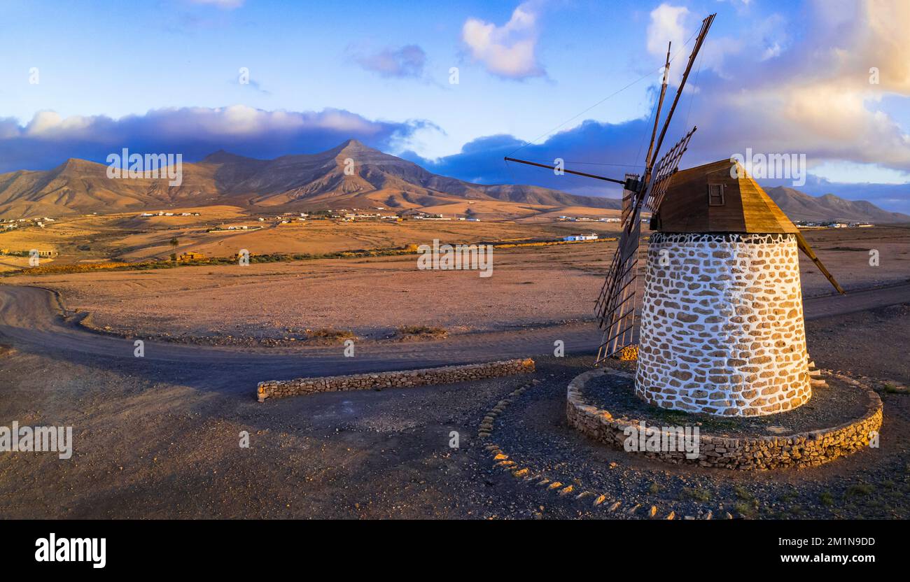 Magische Landschaftslandschaft der Insel Fuerteventura. Draufsicht über die traditionelle Windmühle bei Sonnenuntergang. Kanarische Inseln, Tefia-Dorf Stockfoto