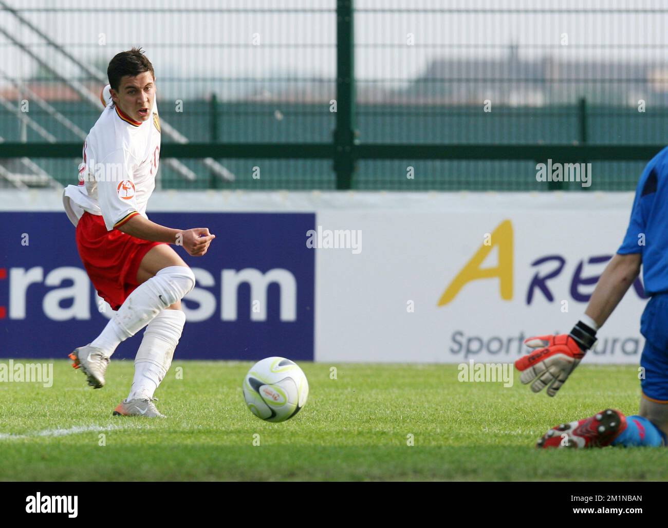 Belgiums Eden Hazard (L) hat das 1-0. Tor im Halbfinale der Europameisterschaft unter 17 Jahren in Tournai (Belgien) geschmissen. Das Spiel endete am 7. Und 6. Nach dem Elfmeter spielt Spanien das Finale. BELGA PHOTO VIRGINIE LEFOUR Stockfoto