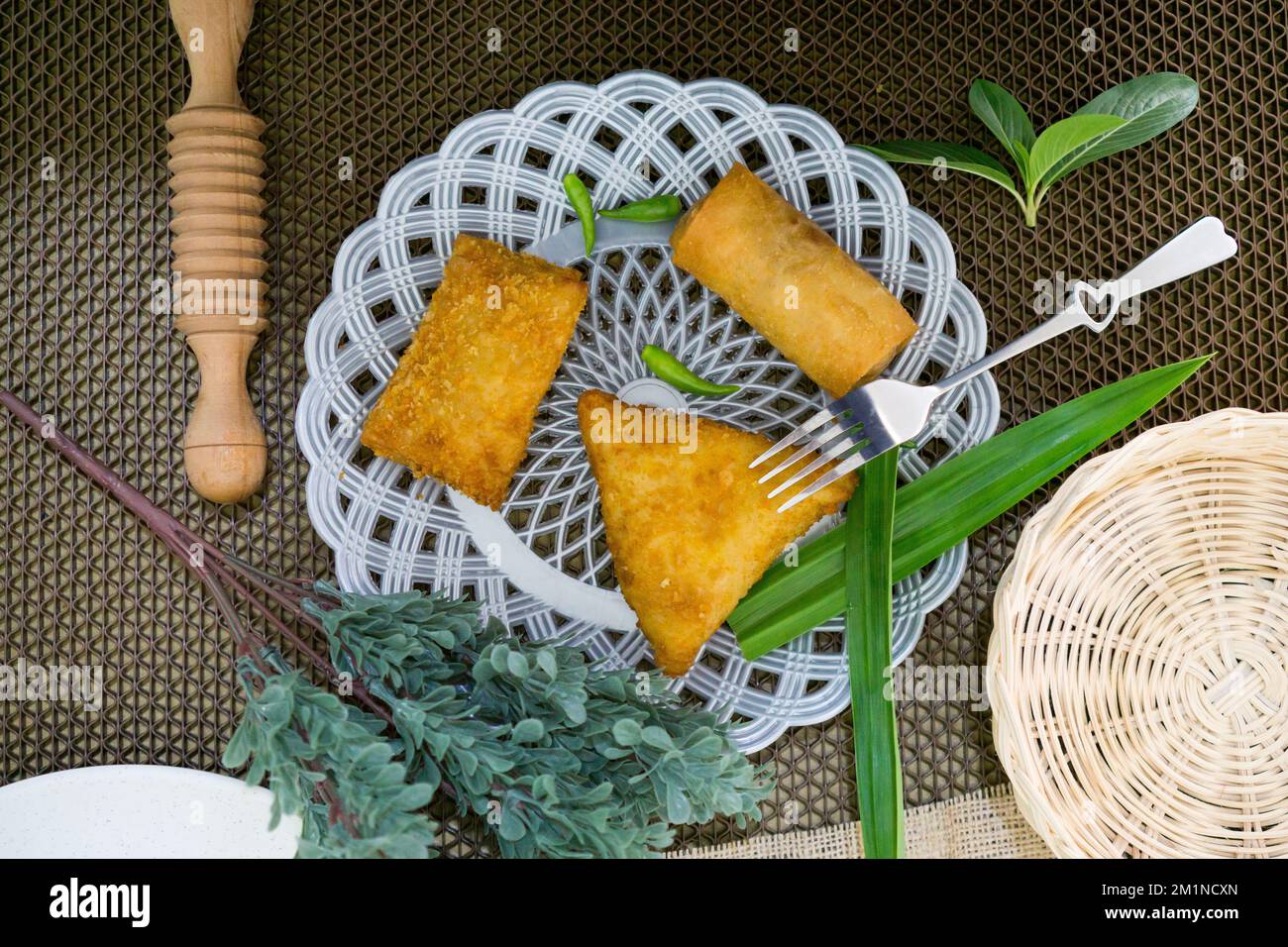 Rougut, Lumpia und Risol geräuchertes Rindfleisch, traditionelles indonesisches Essen auf weißem Teller Stockfoto