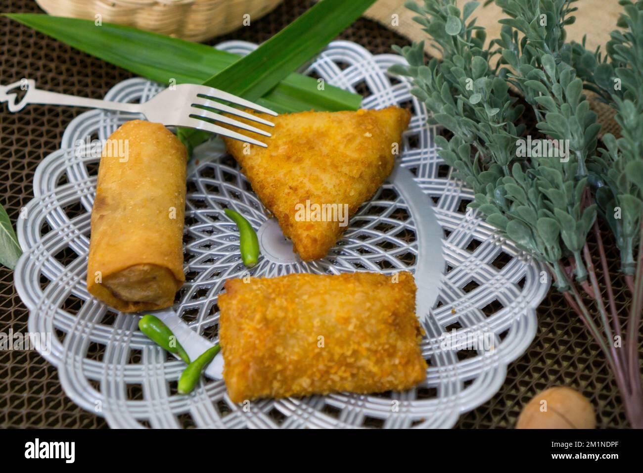 Rougut, Lumpia und Risol geräuchertes Rindfleisch, traditionelles indonesisches Essen auf weißem Teller Stockfoto