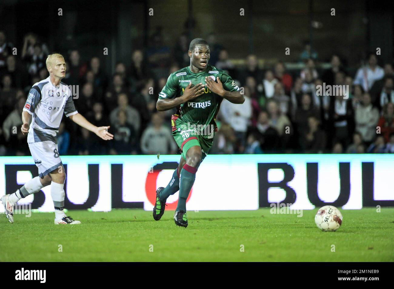 20120915 - HEVERLEE, BELGIEN: Die Junior Malanda von Essevee wird am Samstag, den 15. September 2012, am 7.. Tag der belgischen Fußballmeisterschaft während des Spiels der Jupiler Pro League zwischen OH Leuven und Zulte Waregem in Heverlee gezeigt. BELGA FOTO NICOLAS LAMBERT Stockfoto