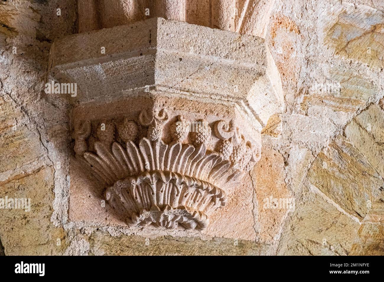 Romanische Kapellen im mittelalterlichen Kapitelhaus des Klosters der Heiligen Maria von Carracedo, Spanien Stockfoto