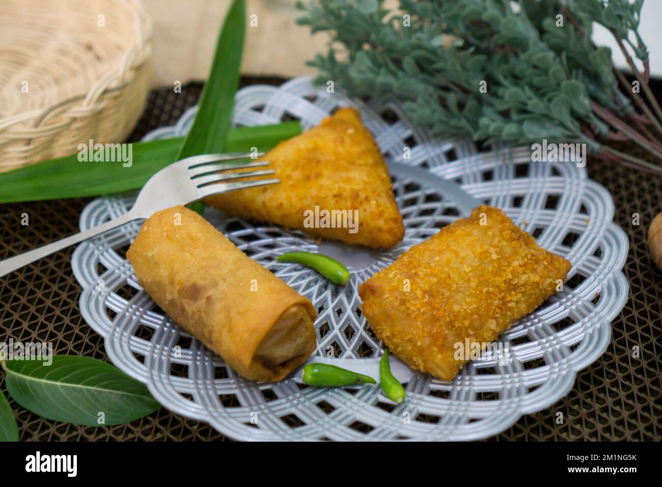 Rougut, Lumpia und Risol geräuchertes Rindfleisch, traditionelles indonesisches Essen auf weißem Teller Stockfoto
