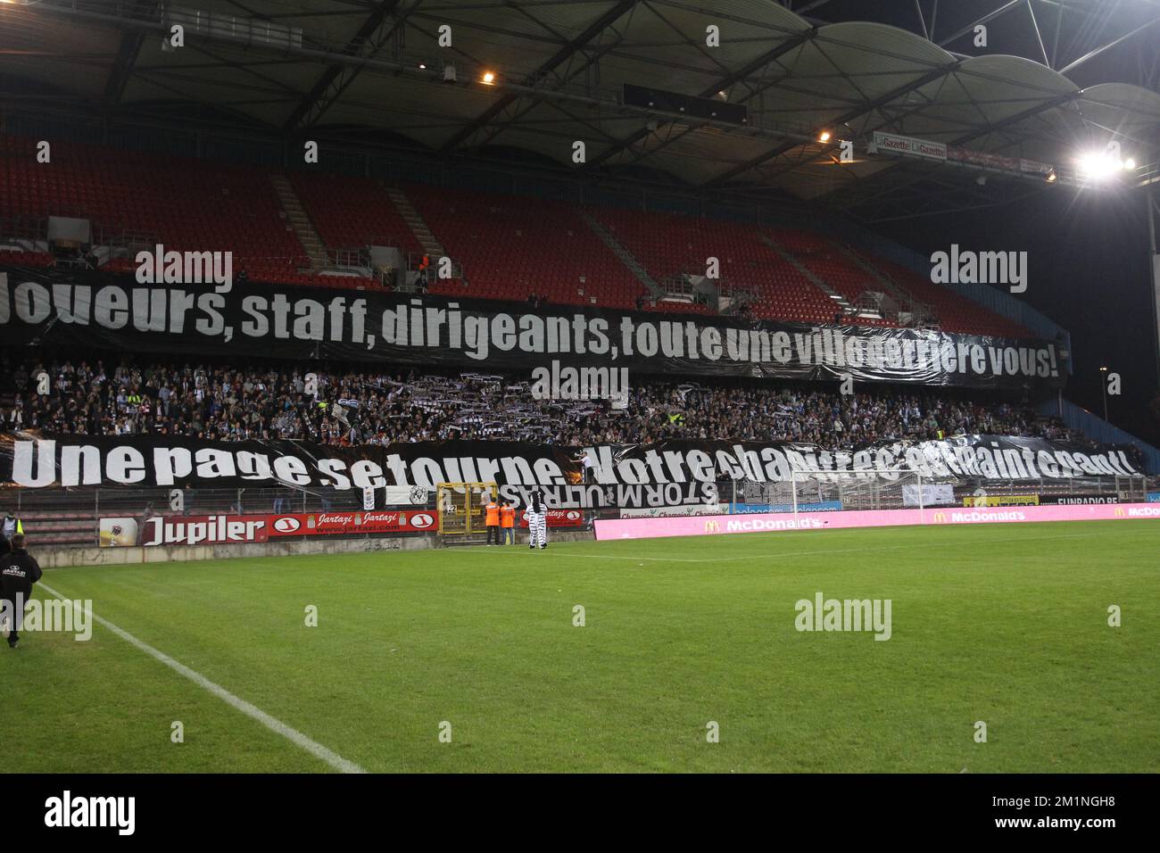 20120923 - CHARLEROI, BELGIEN: Das Bild zeigt große Banner von Charlerois Fans, die während des Spiels der Jupiler Pro League zwischen Sporting Charleroi und RC Genk am 23. September 2012 in Charleroi am achten Tag der belgischen Fußballmeisterschaft abgebildet wurden. BELGA PHOTO VIRGINIE LEFOUR Stockfoto