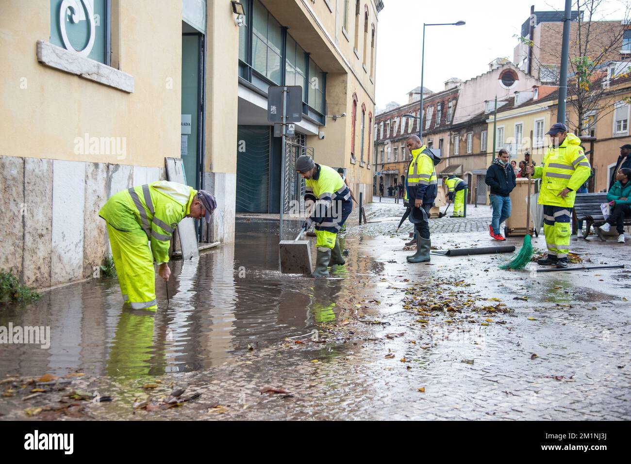 Lissabon, Portugal. 13.. Dezember 2022. Säuberung vor der Botschaft von Angola in Lissabon nach einem Sturm. Schwere Regenfälle haben Straßen, Häuser und Unternehmen in der portugiesischen Hauptstadt beschädigt. Kredit: Paulo Mumia/dpa/Alamy Live News Stockfoto