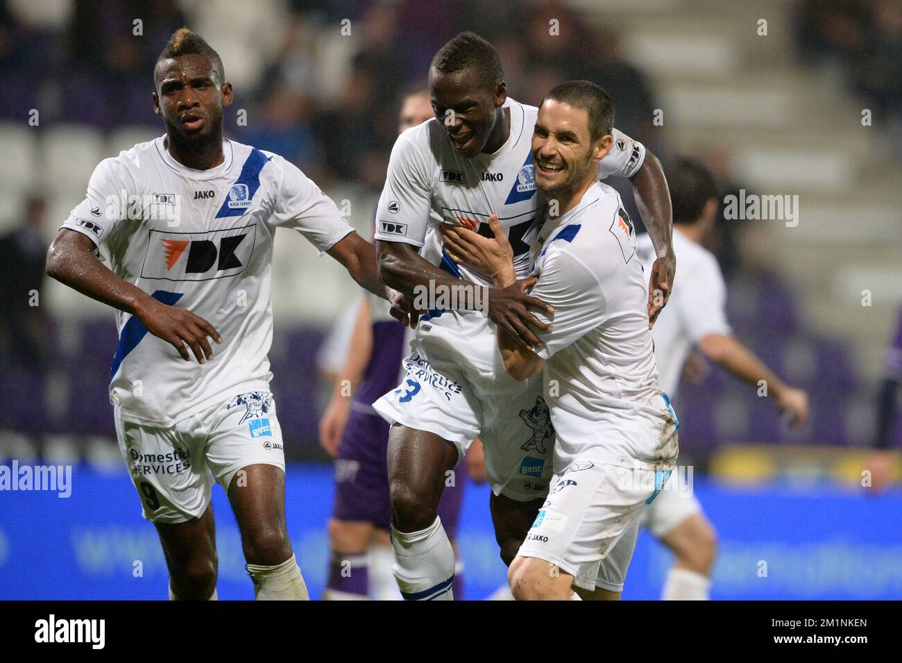 20121005 - ANTWERPEN, BELGIEN: Gents Petit-Pele Ilombe Mboyo, Gents Mamoutou N 'Diaye und Gents Juan Albert Andreu 'Melli' Alvarado feiern, nachdem N 'Diaye beim Jupiler Pro League-Spiel zwischen Beerschot und KAA Gent am Freitag, den 05. Oktober 2012, am zehnten Tag der belgischen Fußballmeisterschaft das 0-1. Tor erzielte. BELGA FOTO YORICK JANSENS Stockfoto