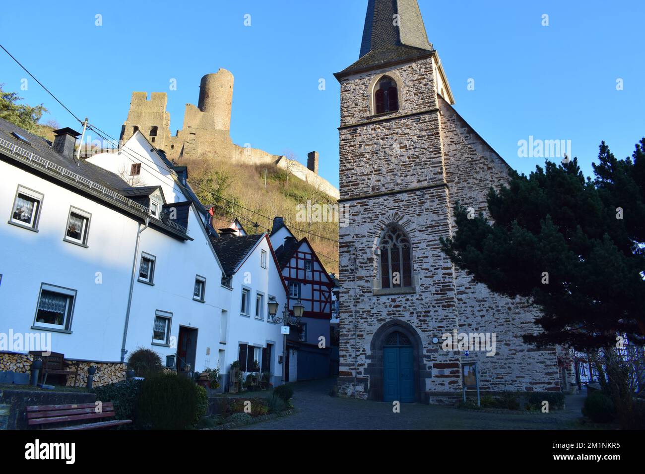 kirche in Monreal mit einer schmalen Straße und Schloss Löwenburg Stockfoto