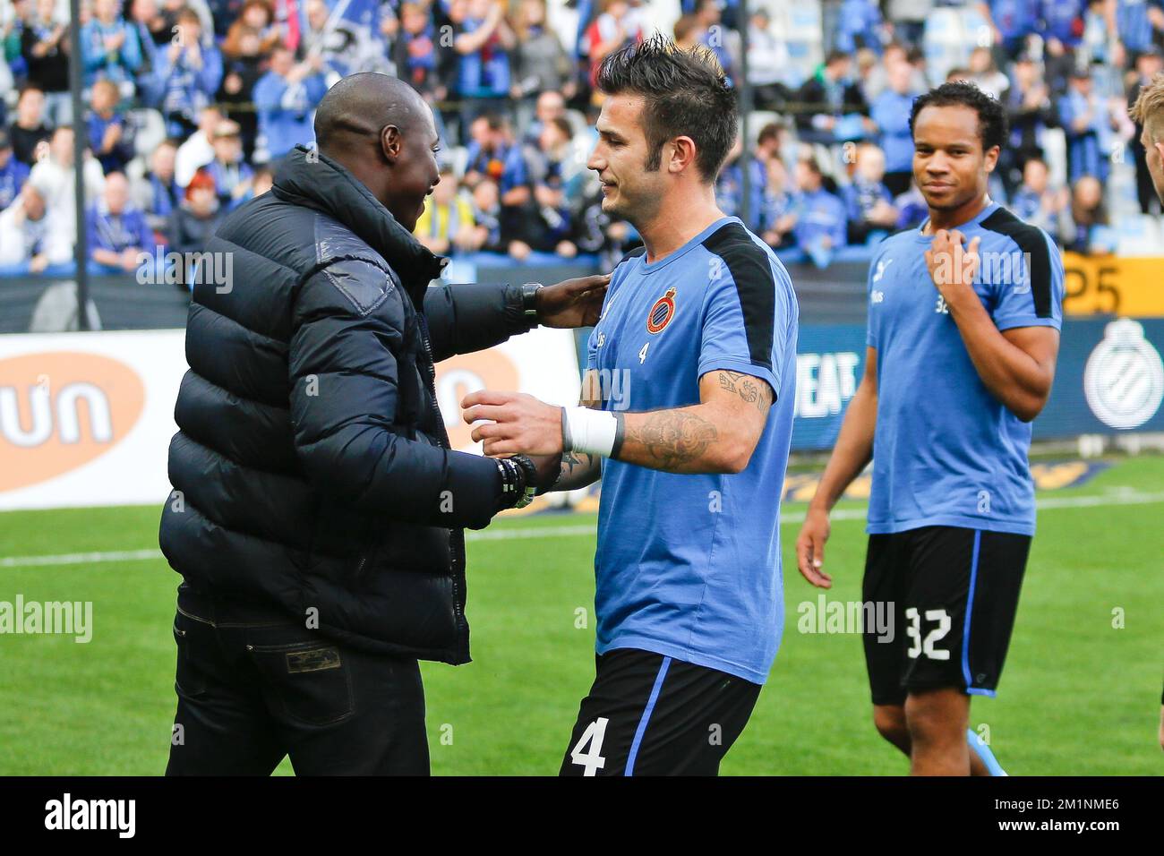 20121007 – BRÜGGE, BELGIEN: Ehemaliger Spieler Khalilou Fadiga und Carl Hoefkens des Clubs, abgebildet vor dem Spiel der Jupiler Pro League zwischen dem Club Brügge und RC Genk, Sonntag, den 07. Oktober 2012, in Brügge, am zehnten Tag der belgischen Fußballmeisterschaft. BELGA FOTO BRUNO FAHY Stockfoto