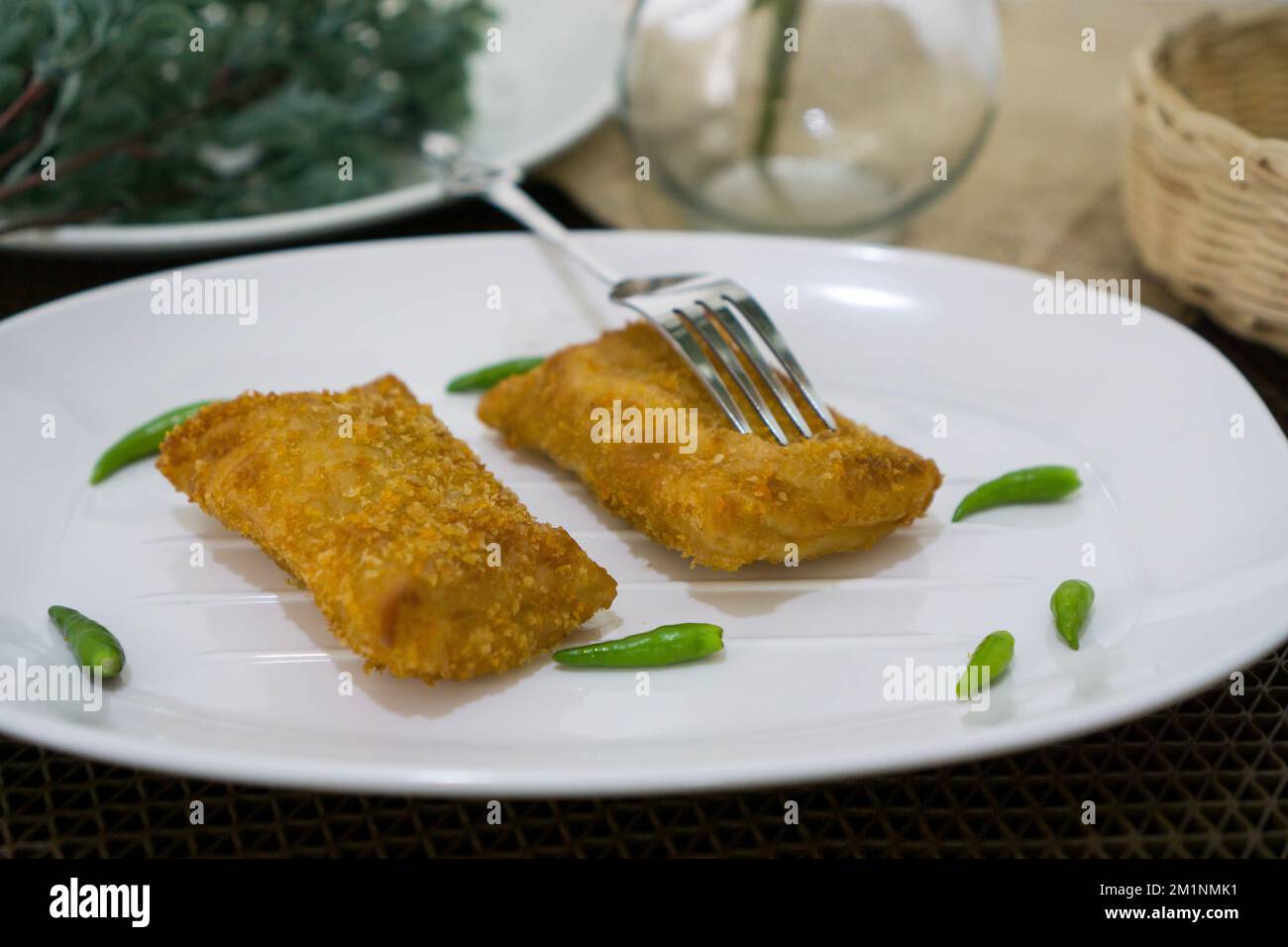 Rougut, Lumpia und Risol geräuchertes Rindfleisch, traditionelles indonesisches Essen auf weißem Teller Stockfoto