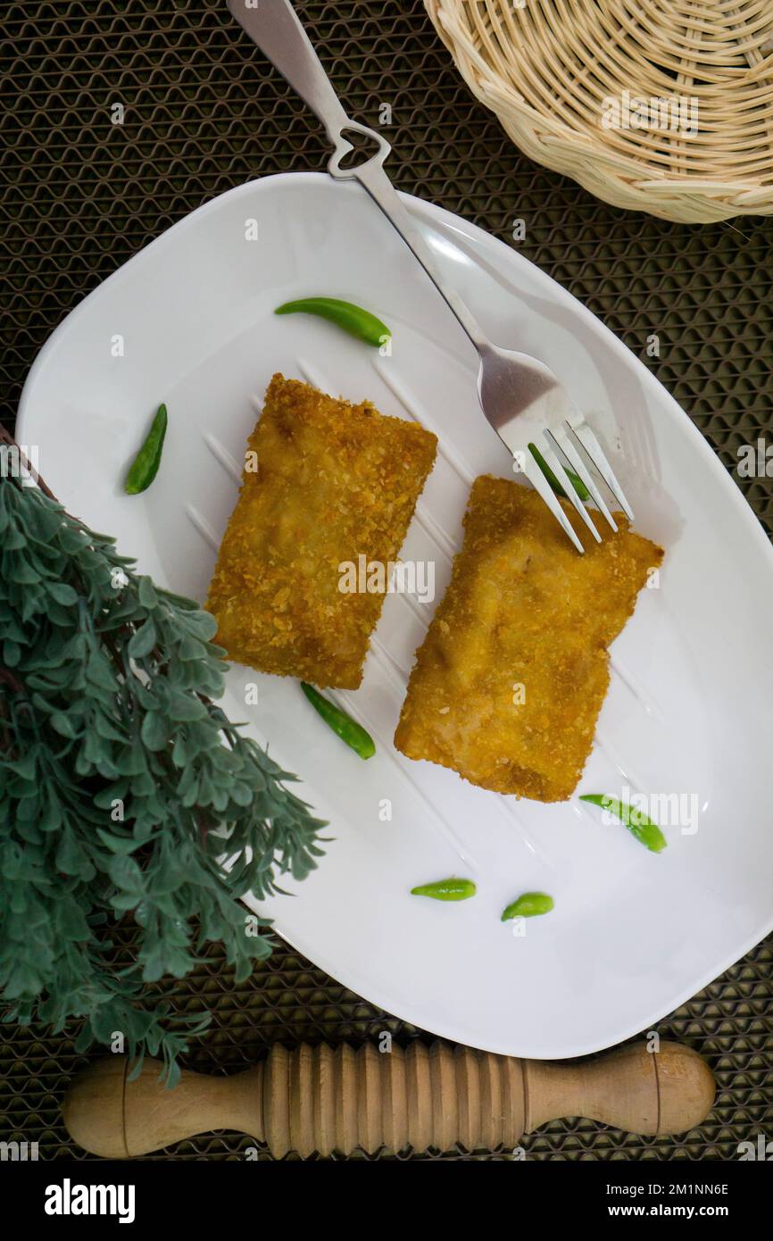 Rougut, Lumpia und Risol geräuchertes Rindfleisch, traditionelles indonesisches Essen auf weißem Teller Stockfoto