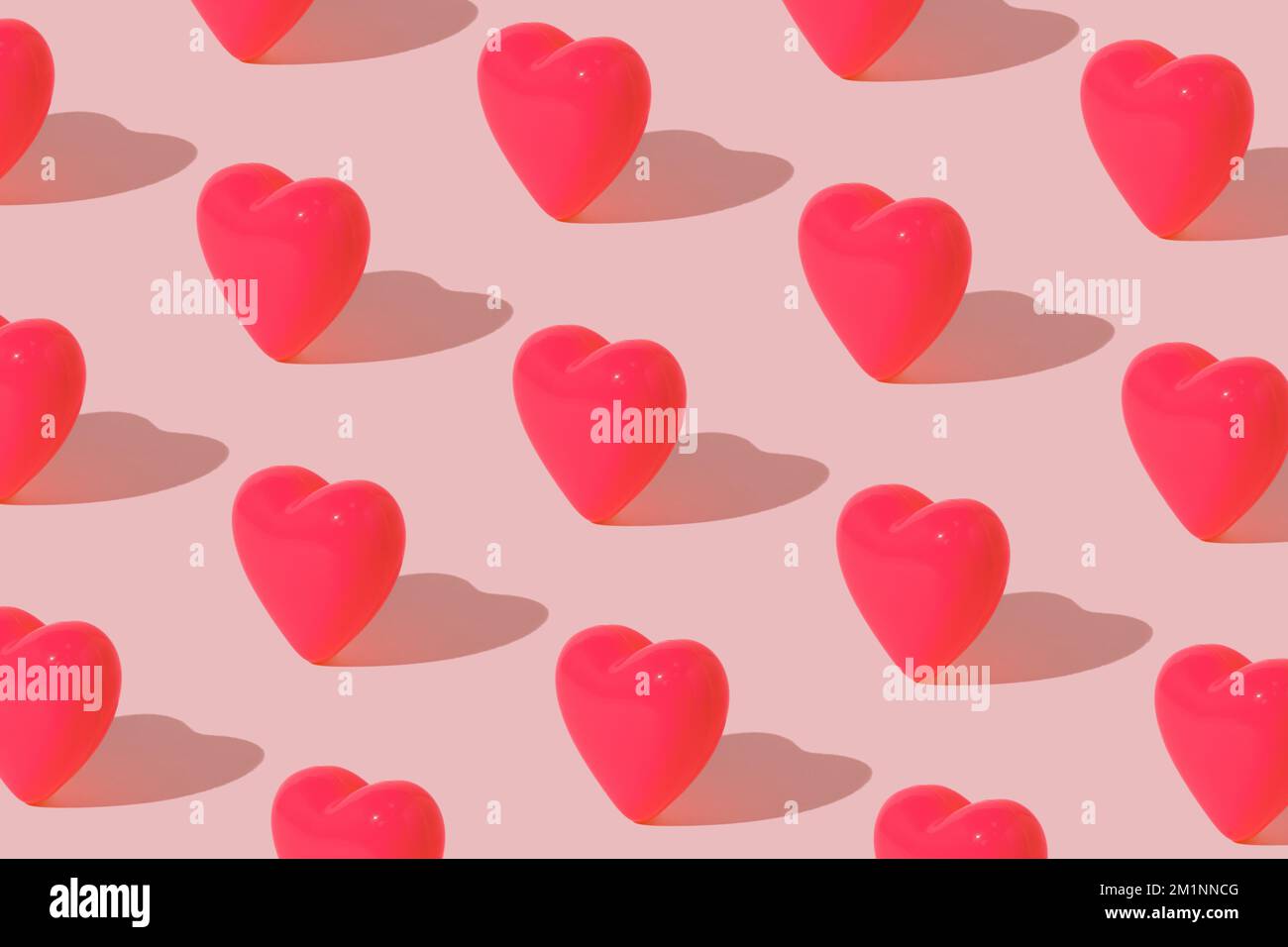 Pinkfarbenes Herzmuster auf pastellfarbenem Hintergrund. Minimales Valentinstag-oder-Liebe-Konzept. Stockfoto