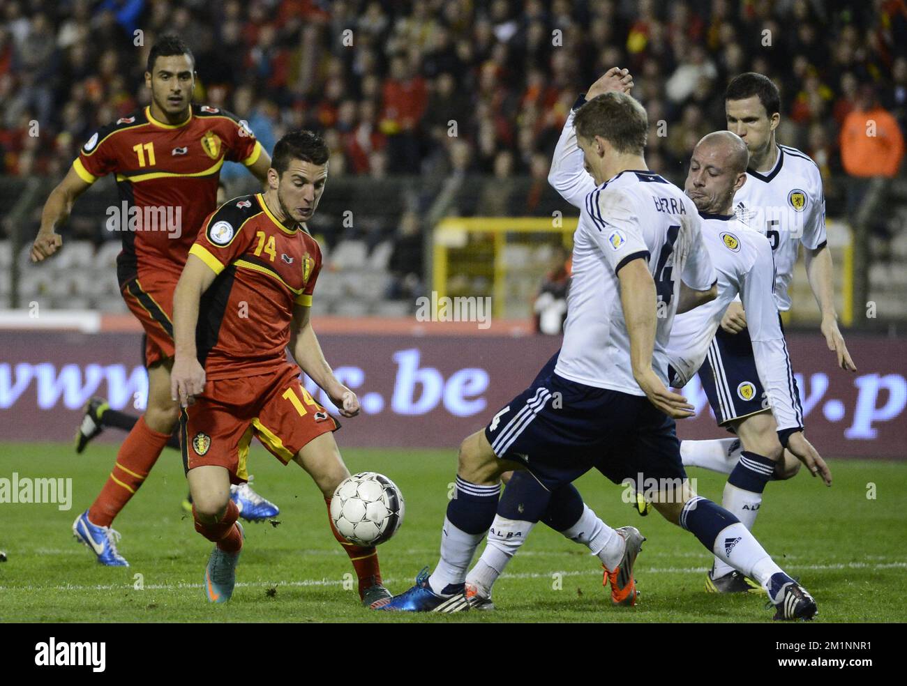 20121016 - BRÜSSEL, BELGIEN: Die belgischen Dries Mertens und Christophe Berra aus Schottland kämpfen um den Ball während eines Spiels der Red Devils, der belgischen Fußballnationalmannschaft, gegen Schottland, das vierte Qualifikationsspiel für die Fußballweltmeisterschaft 2014, Dienstag, den 16. Oktober 2012 im King Baudouin Stadion (Stade ROI/Koning Boudewijnstadion) in Brüssel. Zu Beginn des Spiels führt Belgien die Gruppe A. BELGA PHOTO DIRK WAEM an Stockfoto