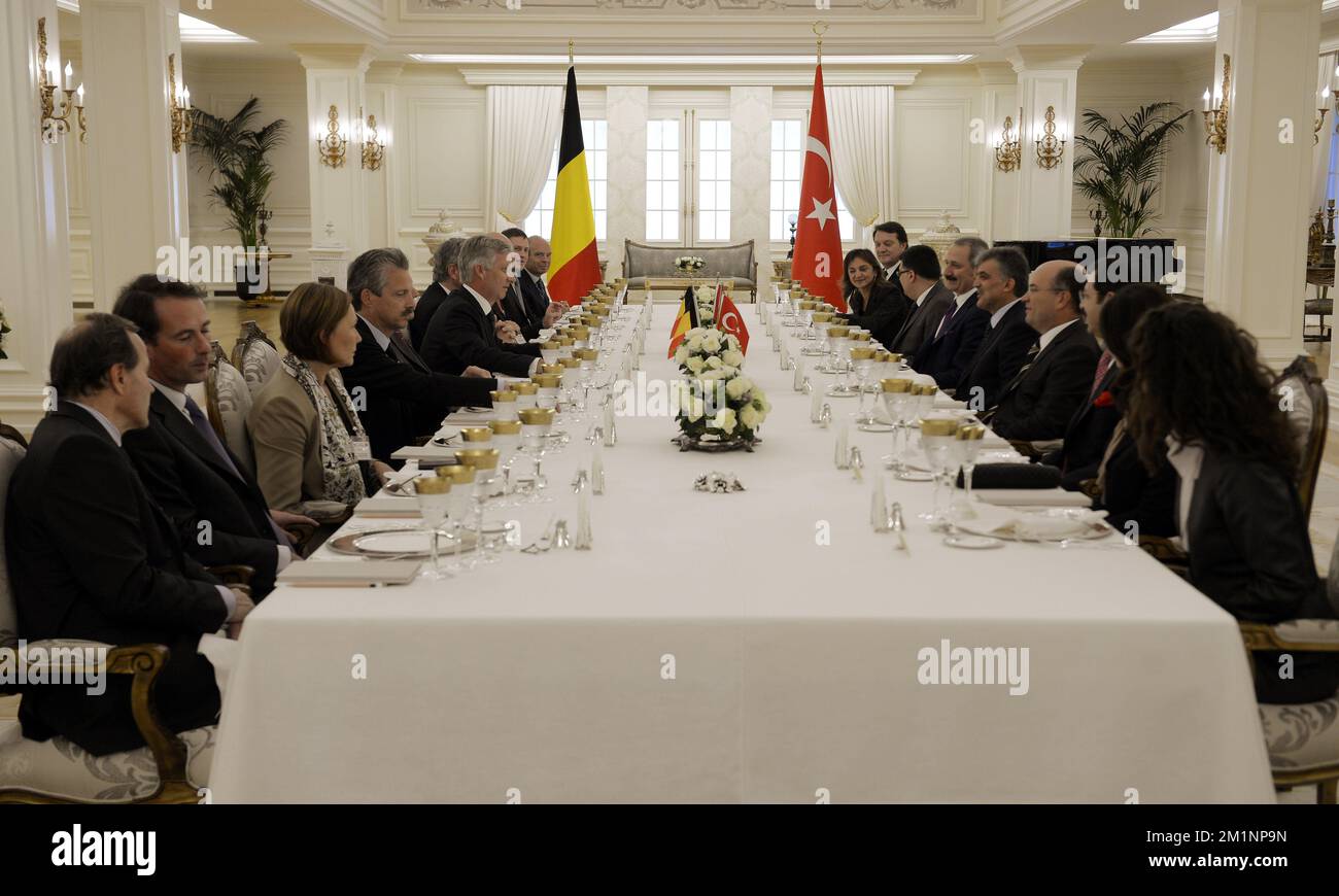 20121018 - ANKARA, TÜRKEI: Belgischer Außenminister Didier Reynders, Präsident Abdullah Gul, Kronprinz Philippe von Belgien und flämischer Ministerpräsident Kris Peeters, die am Donnerstag, den 18. Oktober 2012, am vierten Tag der Wirtschaftsmission von Prinz Philippe in der Türkei, vom 15. Bis 18. Oktober, bei einem von Präsident Abdullah Gul angebotenen Abendessen zu sehen waren. BELGA FOTO ERIC LALMAND Stockfoto