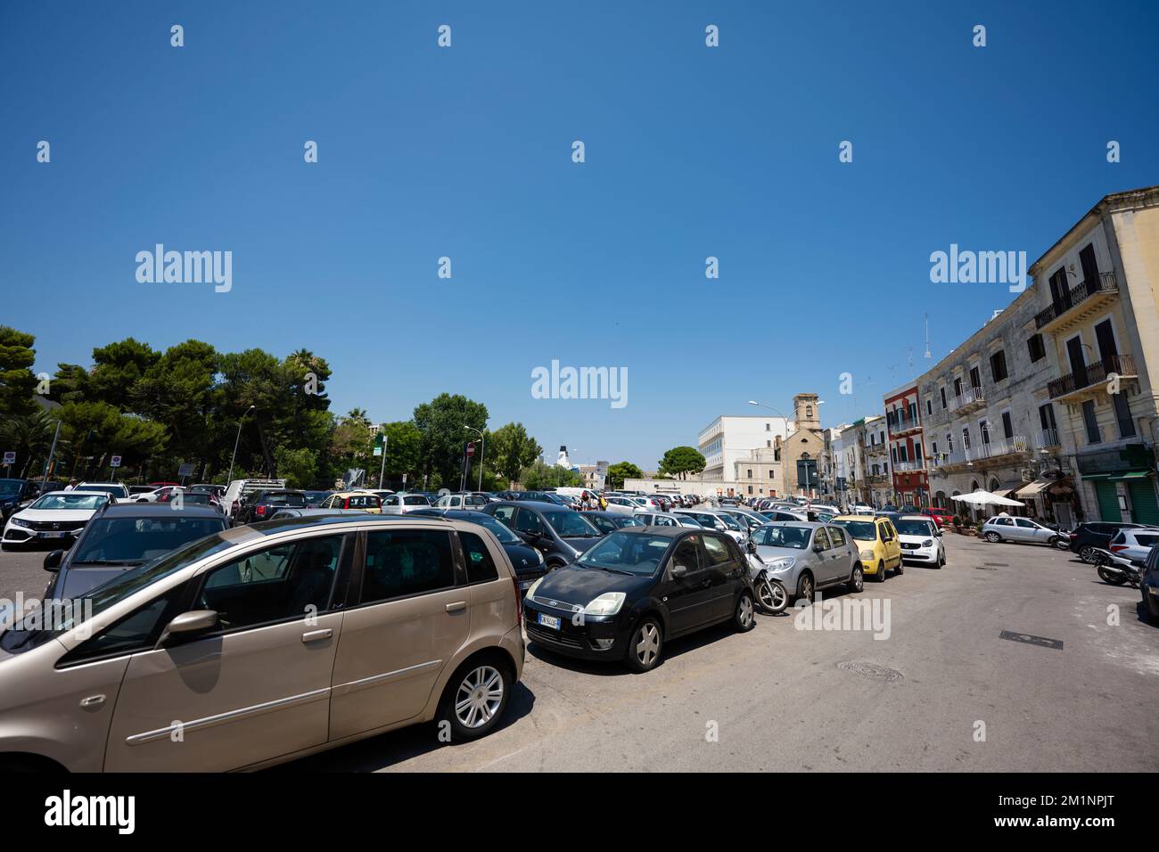 Bari, Italien - 19. Jule 2022: Viele dicht geparkte Autos in Bari, Italien. Stockfoto