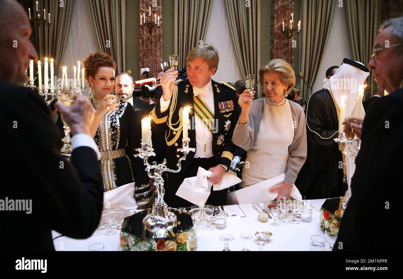 POOL BESCHRÄNKT AUF REDAKTIONELLE NACHRICHTEN - KEIN MARKETING KEINE WERBEKAMPAGNEN KEIN ARCHIV ALS SERVICE AN KUNDEN VERTEILT 20121019 - LUXEMBURG, LUXEMBURG: Prinzessin Lalla Salma aus Marokko, niederländischer Kronprinz Willem-Alexander und Prinzessin Margaretha aus Liechtenstein (Schwester von Großherzog Henri) stoßen auf ein Galadinner im Großherzoglichen Palast Luxemburg an, Nach der standesamtlichen Hochzeit von Kronprinz Guillaume von Luxemburg und belgischer Gräfin Stephanie de Lannoy, Freitag, den 19. Oktober 2012, in Luxemburg-Stadt. Die Hochzeitsfeier dauert zwei Tage. BELGA PHOTO POOL-GRAND-DUCAL COURT-ALL RIGHTS RESERVED. ALLE RECHTE VORBEHALTEN Stockfoto