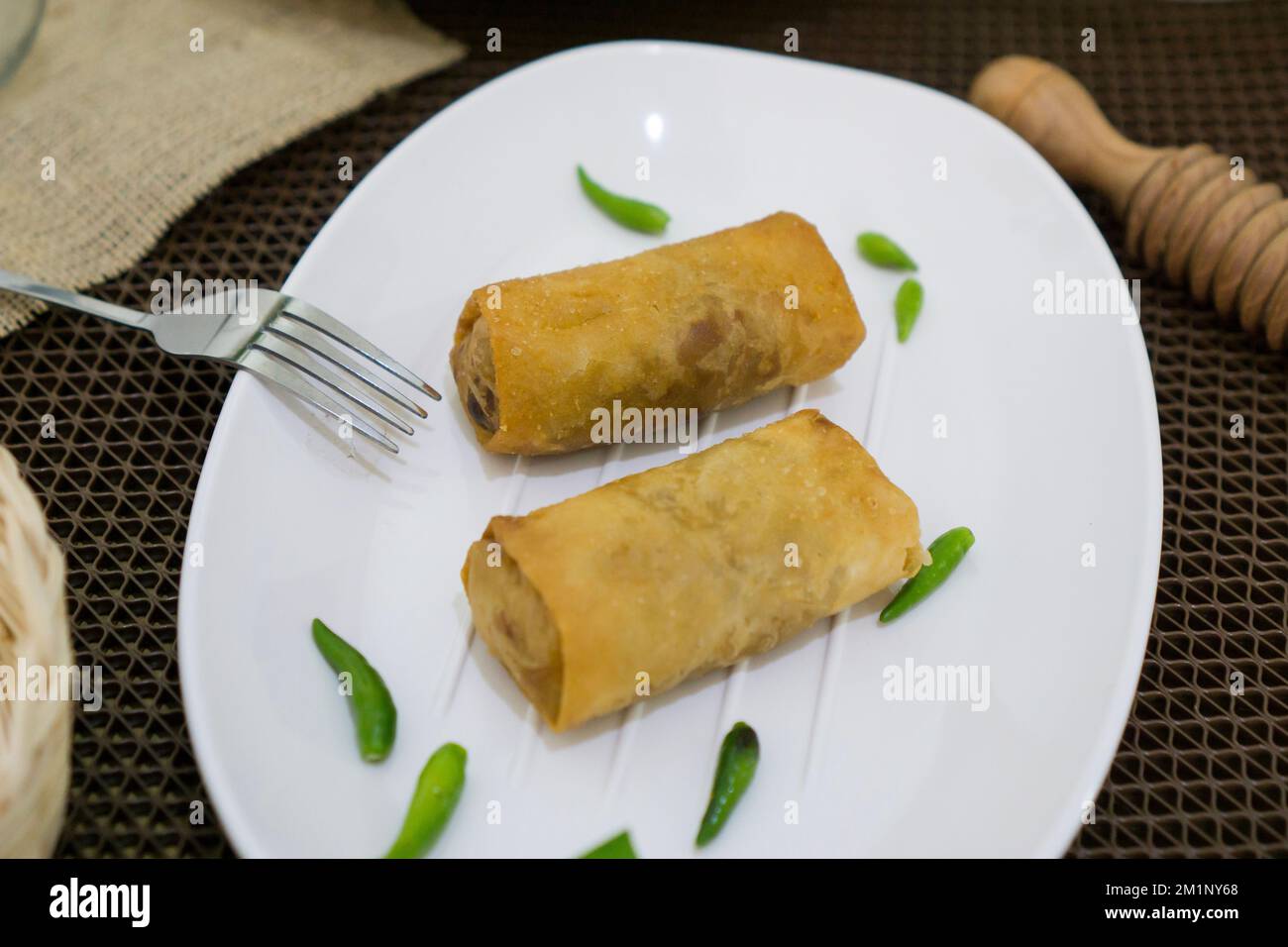 Rougut, Lumpia und Risol geräuchertes Rindfleisch, traditionelles indonesisches Essen auf weißem Teller Stockfoto