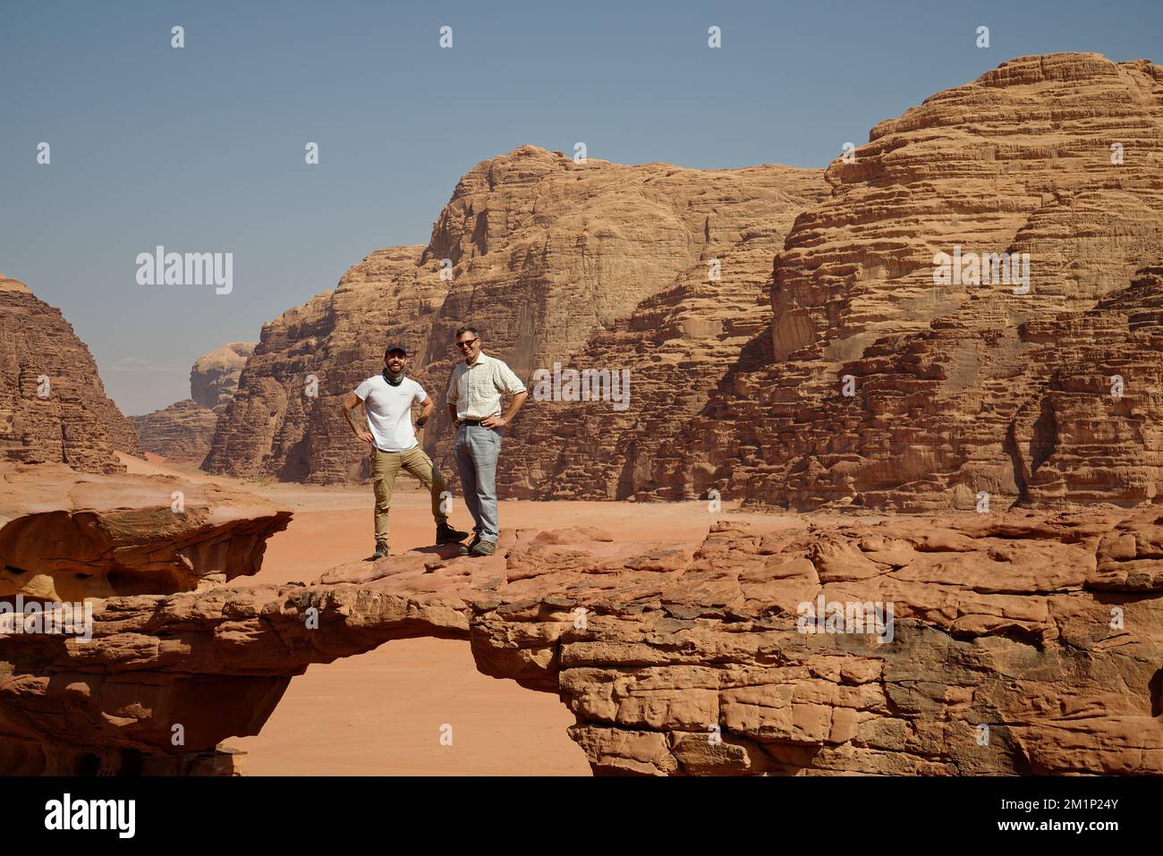 Vater und Sohn Touristen in Jordanien. Wadi Rum, eine felsige Wüstenlandschaft im südlichen Jordanien. Stockfoto