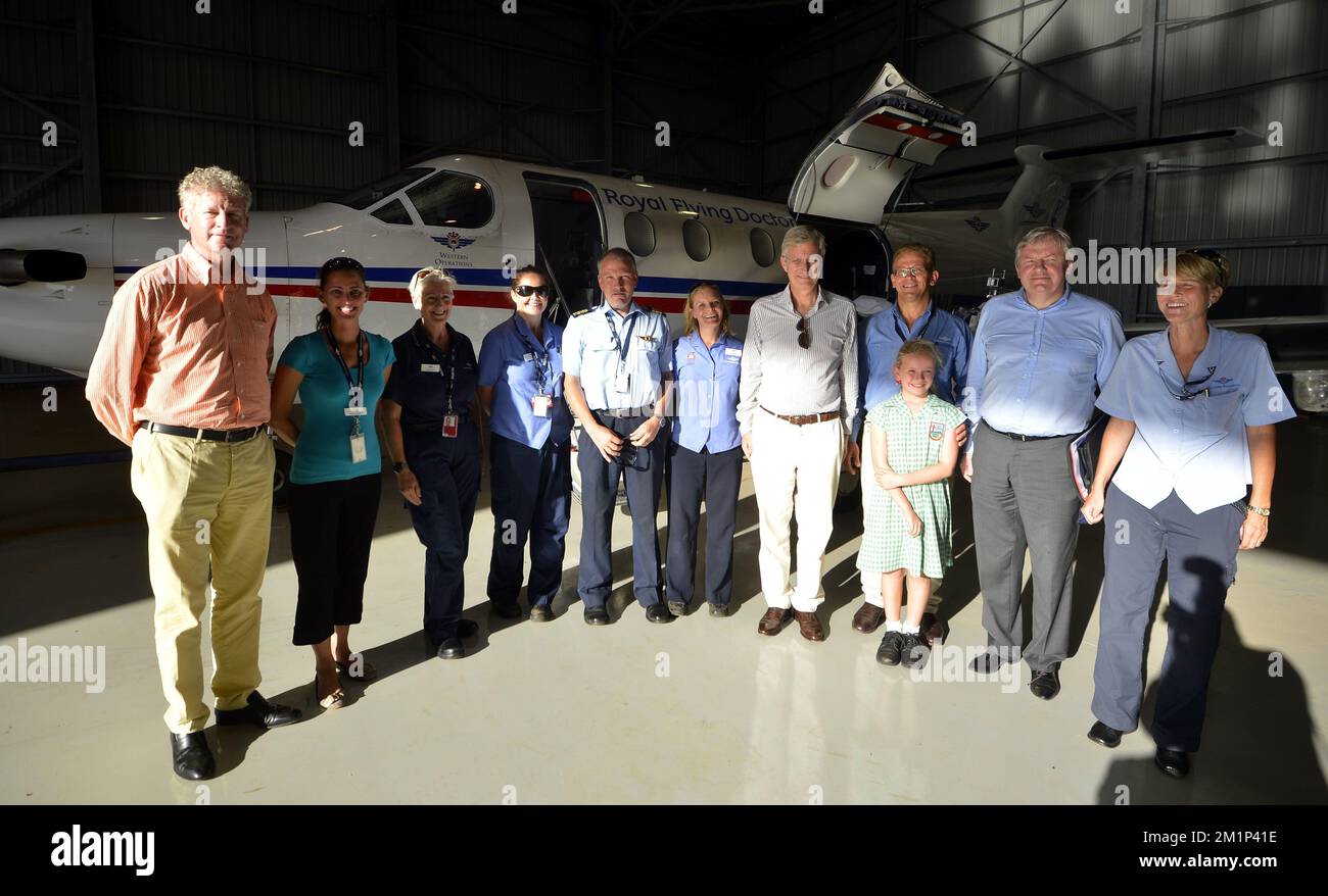 20121120 - PORT HEDLAND, AUSTRALIEN: Verteidigungsminister Pieter De Crem (L), Besatzungsmitglieder des fliegenden Ärzteteams, Kronprinz Philippe von Belgien (C), Paul Le Large General Manager of the Royal Flying Doctor Services (3rDR) und wallonischer Wirtschaftsminister Jean-Claude Marcourt (2nDR) posieren für den Fotografen bei einem Besuch der Royal Flying Doctor Services am dritten Tag einer Wirtschaftsmission nach Australien und Neuseeland, Dienstag, den 20. November 2012. BELGA FOTO ERIC LALMAND Stockfoto