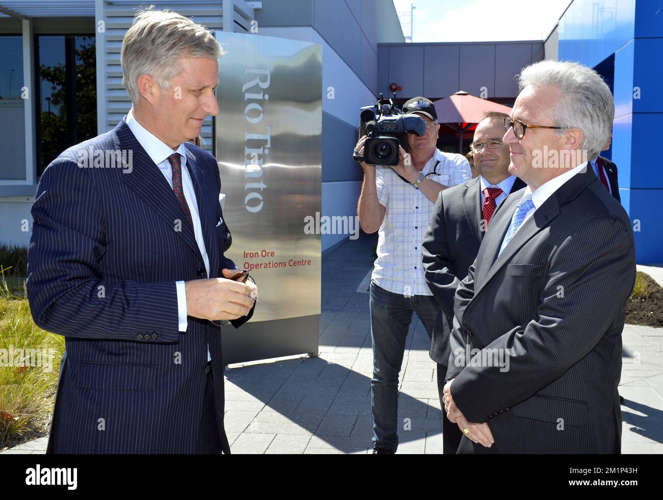 20121119 UHR - PERTH, AUSTRALIEN: Kronprinz Philippe von Belgien und Belgien Hugo Bague, Gruppenleiter, Mitarbeiter und Organisation von Rio Tinto, abgebildet bei einem Besuch des Fernsteuerungszentrums von Rio Tinto am zweiten Tag einer Wirtschaftsmission nach Australien und Neuseeland, Montag, den 19. November 2012. BELGA FOTO ERIC LALMAND Stockfoto