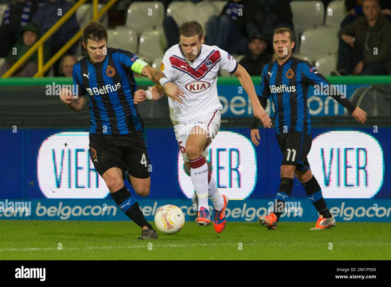 20121122 Uhr – BRÜGGE, BELGIEN: Carl Hoefkens des Vereins und Cedric Carrasso, Torwart von Bordeaux, kämpfen um den Ball während des Spiels zwischen dem Verein Brügge KV und dem FC Girondins de Bordeaux am fünften Tag der Europa-Liga-Gruppe D in Brügge, Donnerstag, den 22. November 2012. BELGA FOTO KURT DESPLENTER Stockfoto