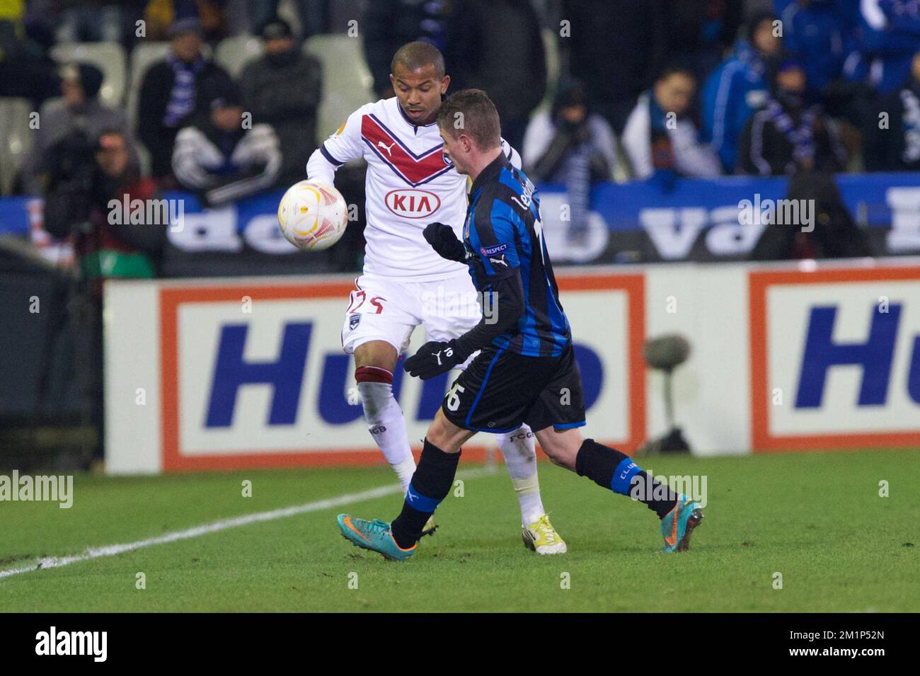 20121122 – BRÜGGE, BELGIEN: Bordeaux' Ferreira Filho Mariano und Bordeaux' Torwart Cedric Carrasso kämpfen um den Ball während des Spiels zwischen dem Club Brügge KV und dem FC Girondins de Bordeaux am fünften Tag der Europa-Liga-Gruppe D in Brügge, Donnerstag, den 22. November 2012. BELGA FOTO KURT DESPLENTER Stockfoto