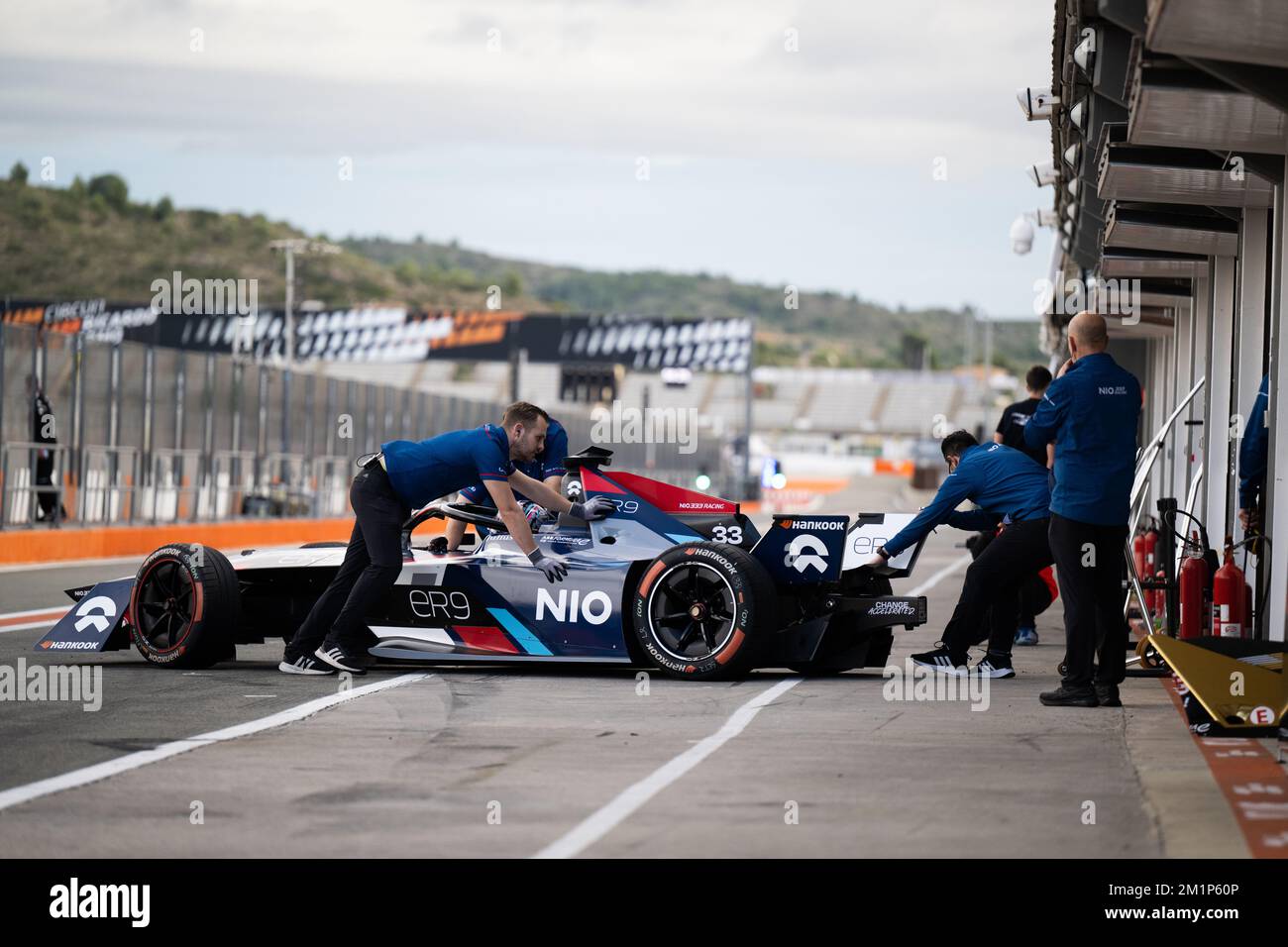 12/13/2022 – Dan Ticktum, NIO 333 FE Team, NIO 333 ER9, wird während des Formel E Valencia Tests in Valencia, Spanien, zurück in die Garage geschoben. (Foto: /Motorsport Images/Sipa USA) Stockfoto