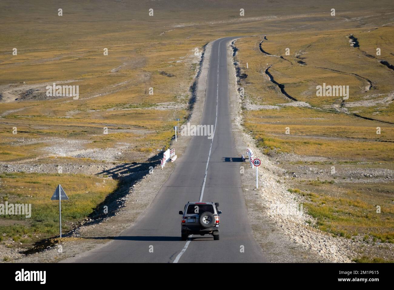 Khovsgol, Mongolei - September 2022 - SUV-Fahrt auf die Jagdexpedition durch die mongolische Wildnis. Stockfoto
